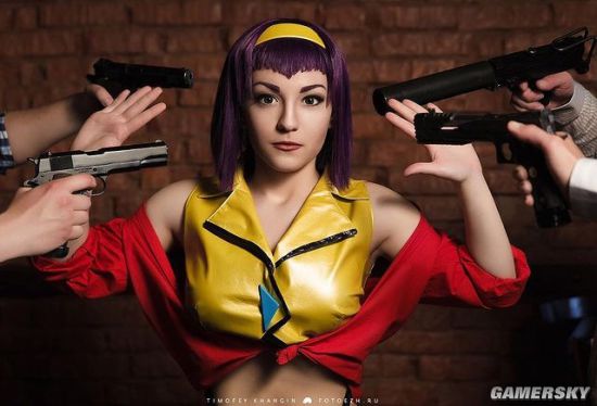 肉感身材偏爱紧致胶衣 俄罗斯肉感COSER战斗力十足
