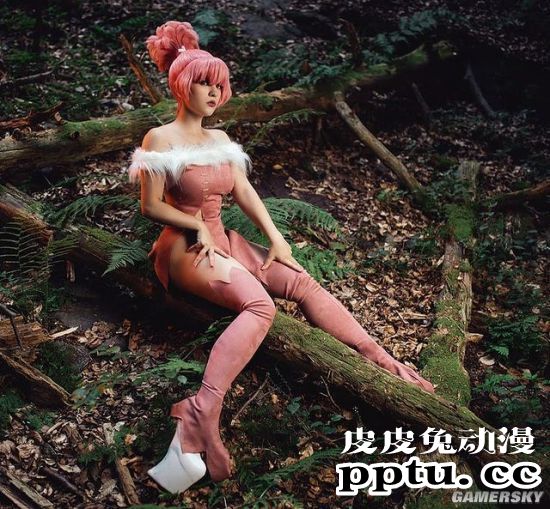 肉感身材偏爱紧致胶衣 俄罗斯肉感COSER战斗力十足