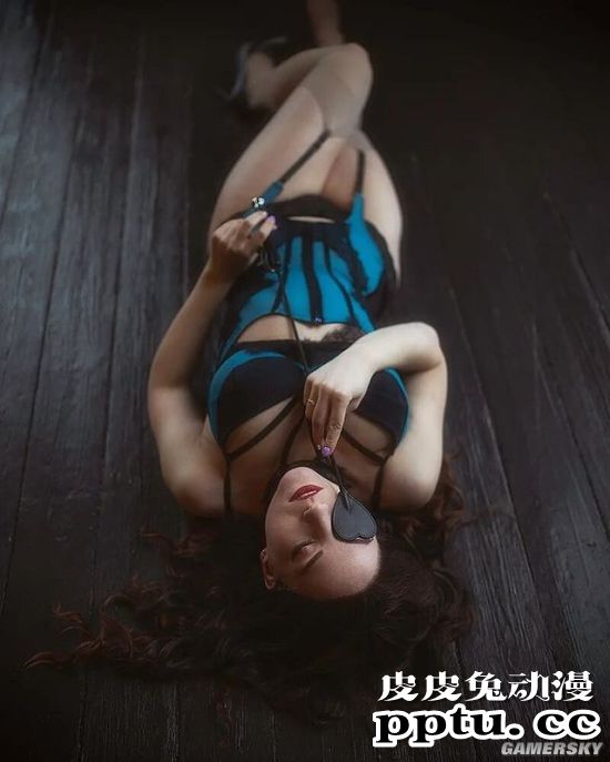 肉感身材偏爱紧致胶衣 俄罗斯肉感COSER战斗力十足