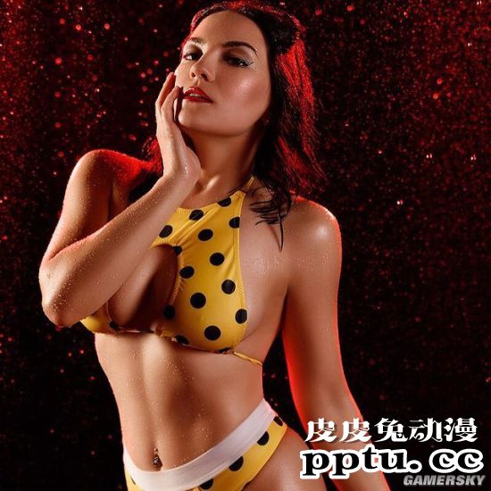 肉感身材偏爱紧致胶衣 俄罗斯肉感COSER战斗力十足