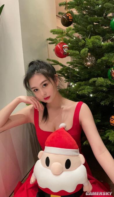 邱淑贞女儿沈月cos赤木晴子 又甜又酷长腿吸睛