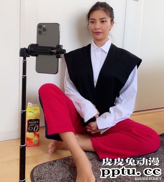 网红模特拍摄宅家的理想与现实 处理好上半身就够了