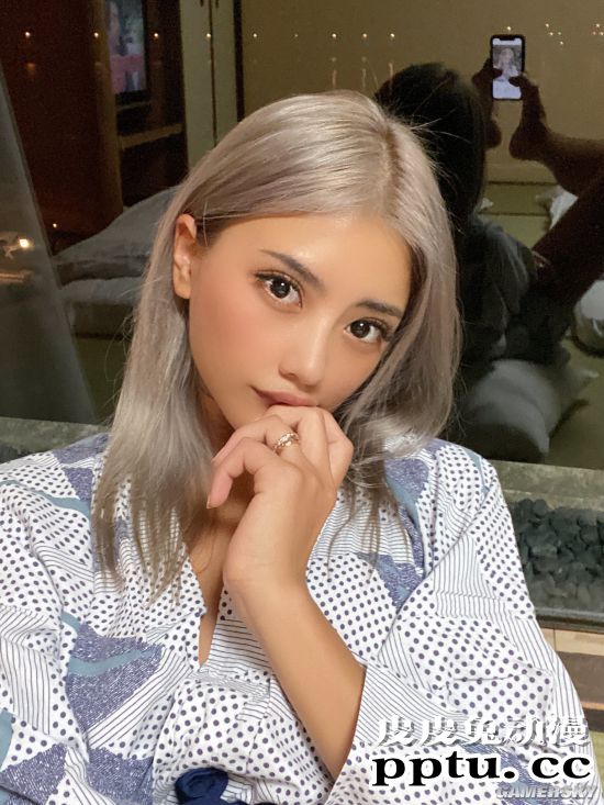 网红模特拍摄宅家的理想与现实 处理好上半身就够了