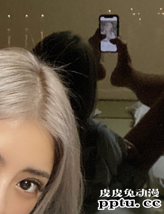 网红模特拍摄宅家的理想与现实 处理好上半身就够了