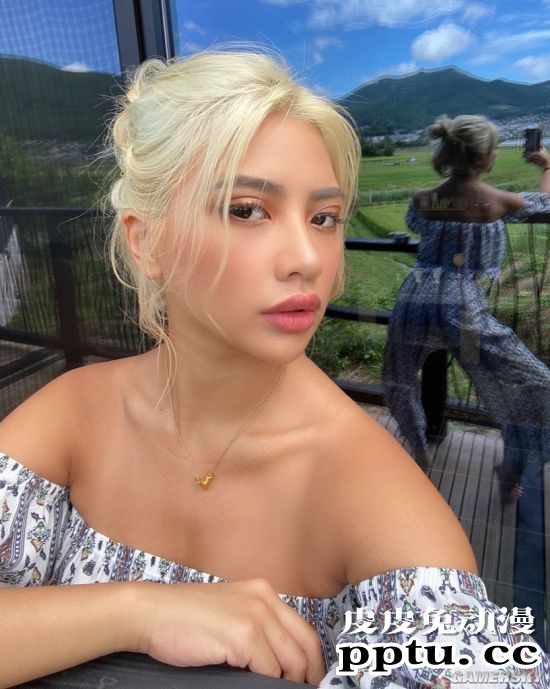 网红模特拍摄宅家的理想与现实 处理好上半身就够了