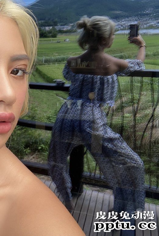 网红模特拍摄宅家的理想与现实 处理好上半身就够了