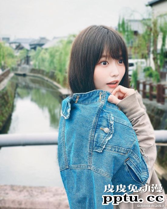 小露香肩的网红模特 清纯樱花妹又萌又撩人