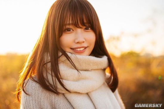 小露香肩的网红模特 清纯樱花妹又萌又撩人