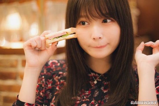 小露香肩的网红模特 清纯樱花妹又萌又撩人