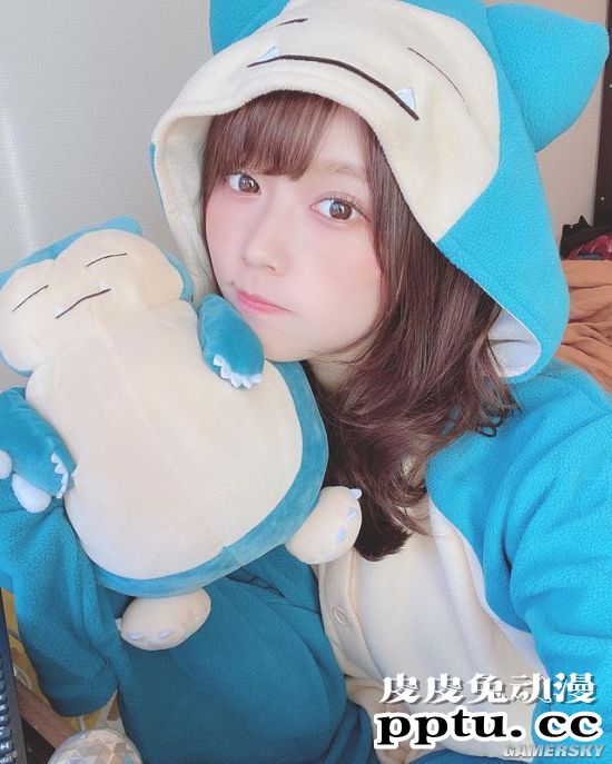 小露香肩的网红模特 清纯樱花妹又萌又撩人