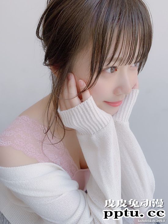 小露香肩的网红模特 清纯樱花妹又萌又撩人