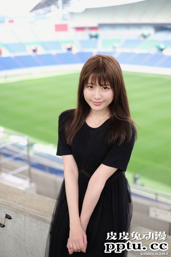 小露香肩的网红模特 清纯樱花妹又萌又撩人