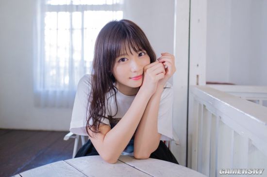 小露香肩的网红模特 清纯樱花妹又萌又撩人