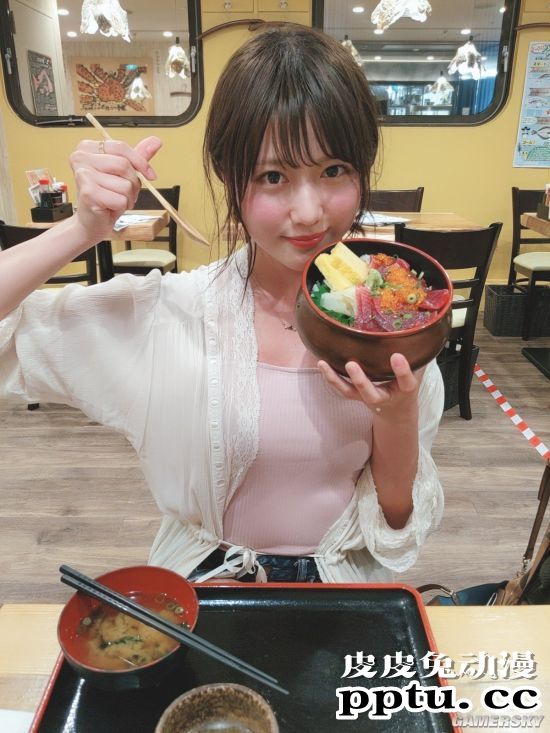 小露香肩的网红模特 清纯樱花妹又萌又撩人