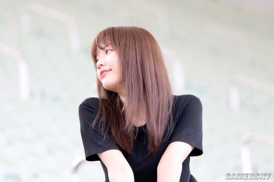 小露香肩的网红模特 清纯樱花妹又萌又撩人