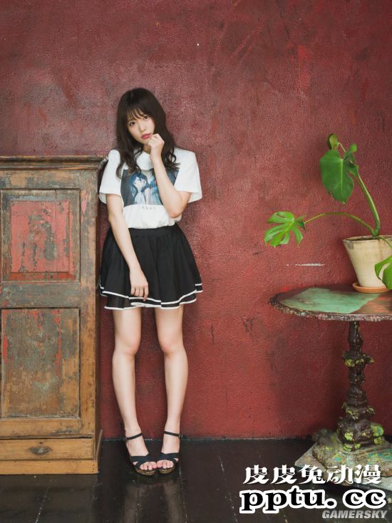 小露香肩的网红模特 清纯樱花妹又萌又撩人