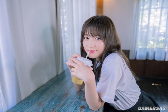 小露香肩的网红模特 清纯樱花妹又萌又撩人