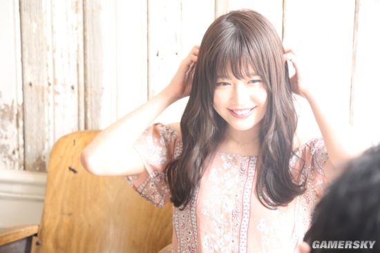 小露香肩的网红模特 清纯樱花妹又萌又撩人