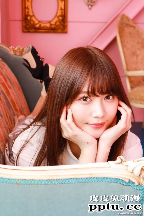 小露香肩的网红模特 清纯樱花妹又萌又撩人