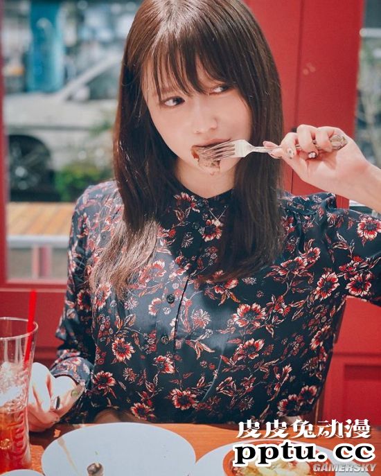 小露香肩的网红模特 清纯樱花妹又萌又撩人