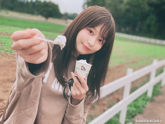 小露香肩的网红模特 清纯樱花妹又萌又撩人