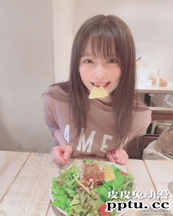 小露香肩的网红模特 清纯樱花妹又萌又撩人