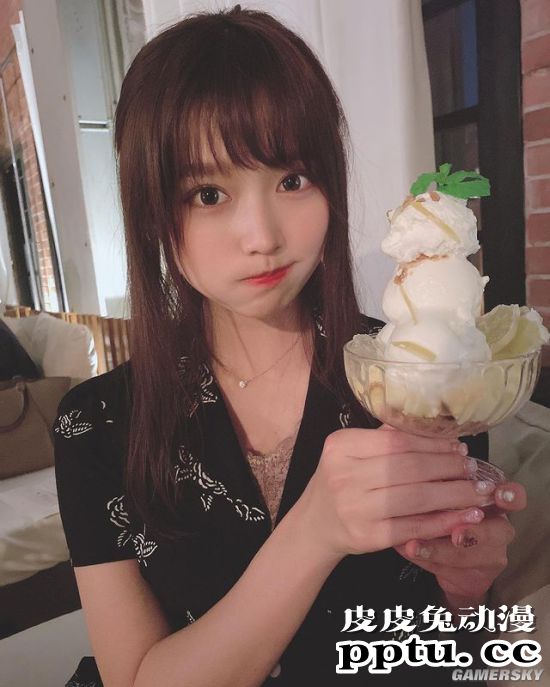 小露香肩的网红模特 清纯樱花妹又萌又撩人