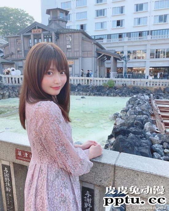 小露香肩的网红模特 清纯樱花妹又萌又撩人