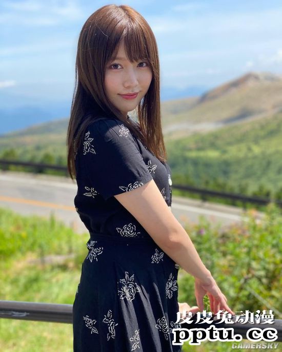 小露香肩的网红模特 清纯樱花妹又萌又撩人