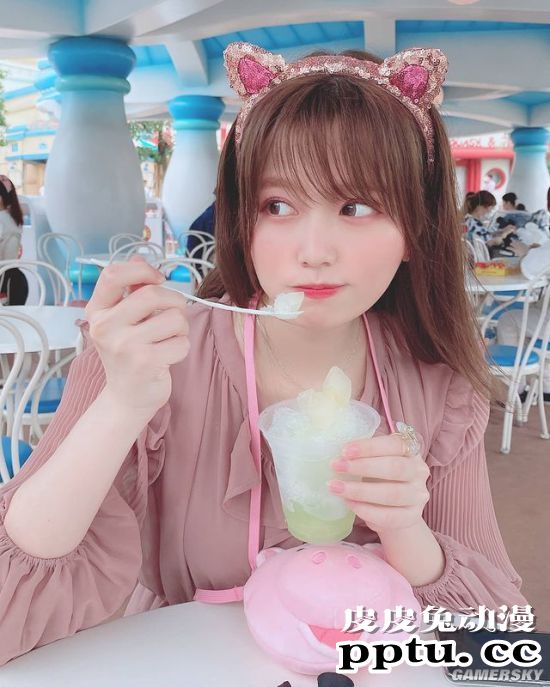 小露香肩的网红模特 清纯樱花妹又萌又撩人