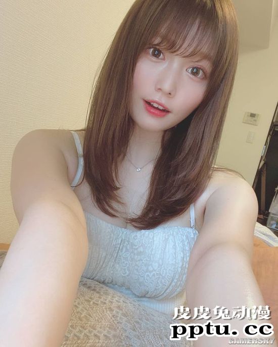 小露香肩的网红模特 清纯樱花妹又萌又撩人