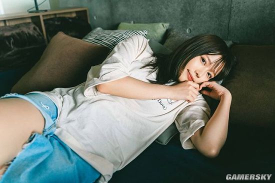 小露香肩的网红模特 清纯樱花妹又萌又撩人