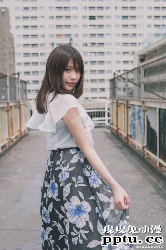 小露香肩的网红模特 清纯樱花妹又萌又撩人