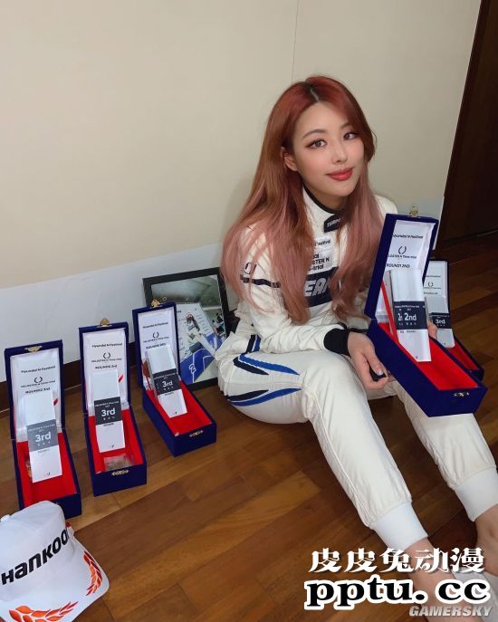 韩国女赛车手登男性杂志走红 实力派身材简直太犯规