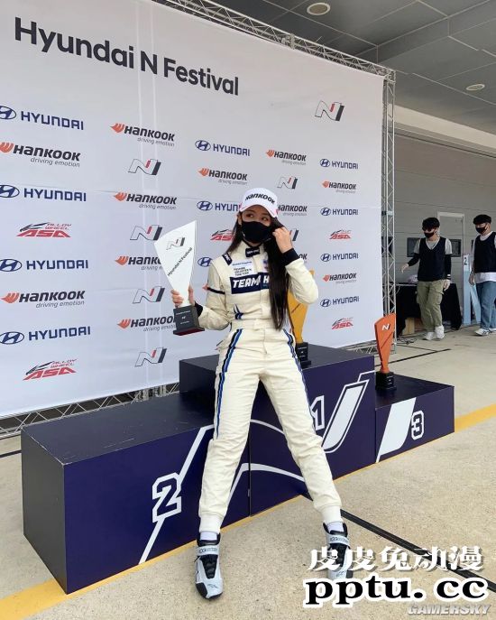 韩国女赛车手登男性杂志走红 实力派身材简直太犯规