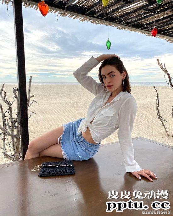 19岁的女兵夺得世界最美面孔 仙气值逼人的以色列模特-皮皮兔动漫