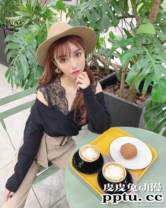 号称日本最美“整容双胞胎” 公开整容前照片自嘲黑历史