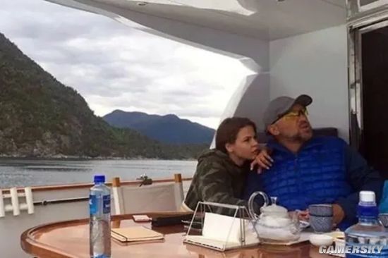 俄罗斯90后“山寨名媛” 自称顶级男性猎人俘获亿万富翁