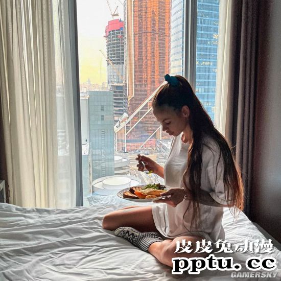 俄罗斯90后“山寨名媛” 自称顶级男性猎人俘获亿万富翁