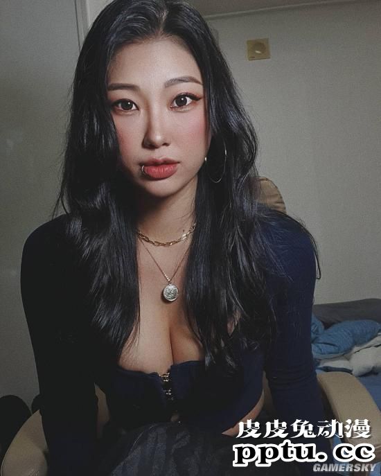 可靠身材赚钱却要当人才 模特级的美女画师Ara go