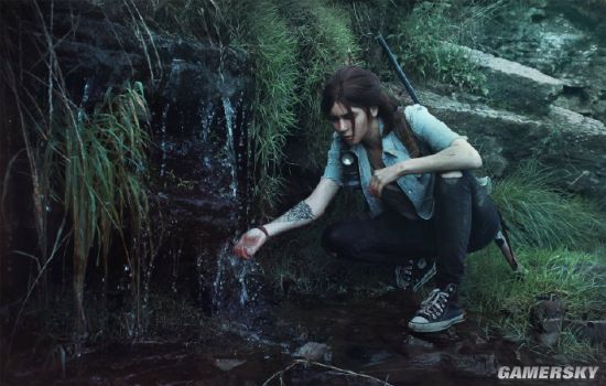 俄妹COS《最后生还者2》艾莉 特效拉满堪比电影大片