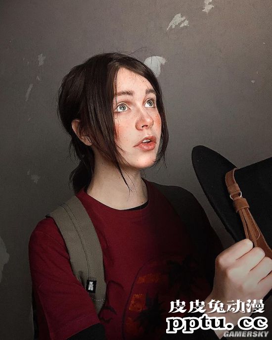 俄妹COS《最后生还者2》艾莉 特效拉满堪比电影大片