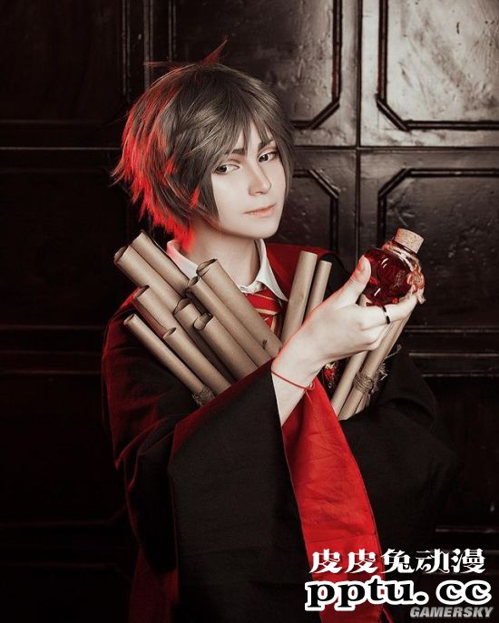 俄妹COS《最后生还者2》艾莉 特效拉满堪比电影大片