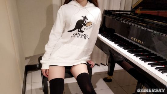 美女COSER钢琴独奏新整活 COS《柯南》小黑吓坏网友
