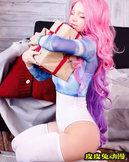 肉感身材突破次元壁 可爱娇小的俄罗斯正妹COSER