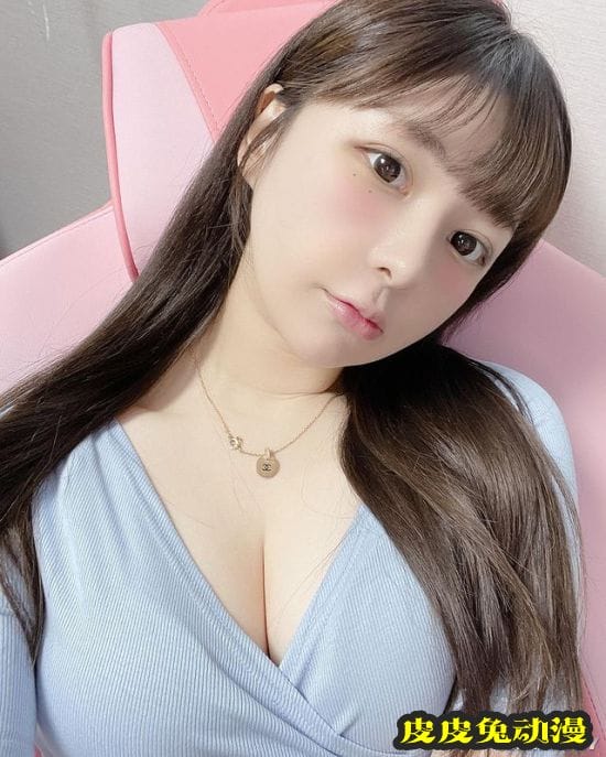 清纯白皙女孩陪打游戏？可爱童颜的韩国女主播-皮皮兔动漫