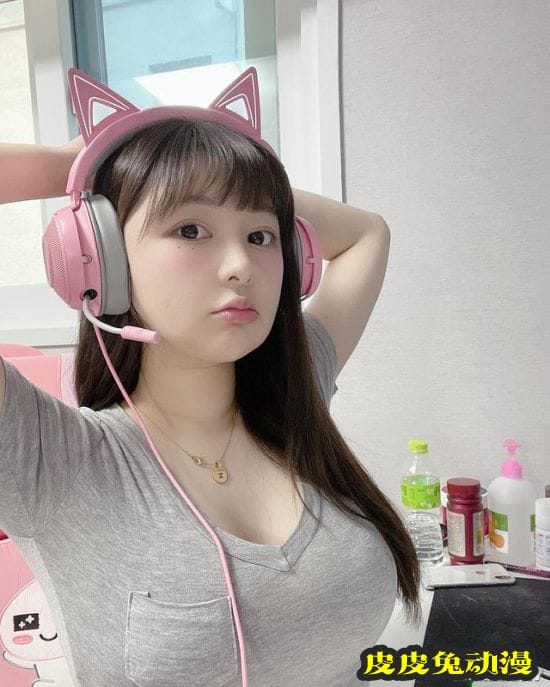 清纯白皙女孩陪打游戏？可爱童颜的韩国女主播