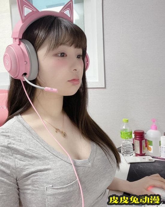 清纯白皙女孩陪打游戏？可爱童颜的韩国女主播