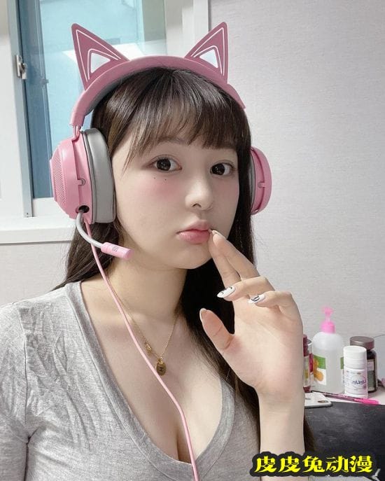 清纯白皙女孩陪打游戏？可爱童颜的韩国女主播