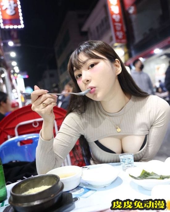 清纯白皙女孩陪打游戏？可爱童颜的韩国女主播